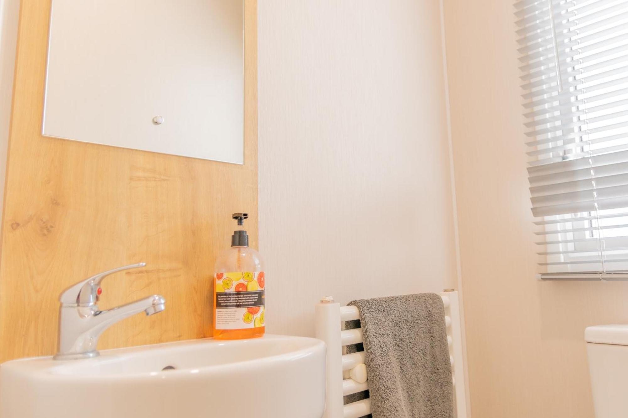 64 Lancaster The Lazy Willow 3 Bedroom Hot Tub Caravan Tattershall Lakes Eksteriør bilde
