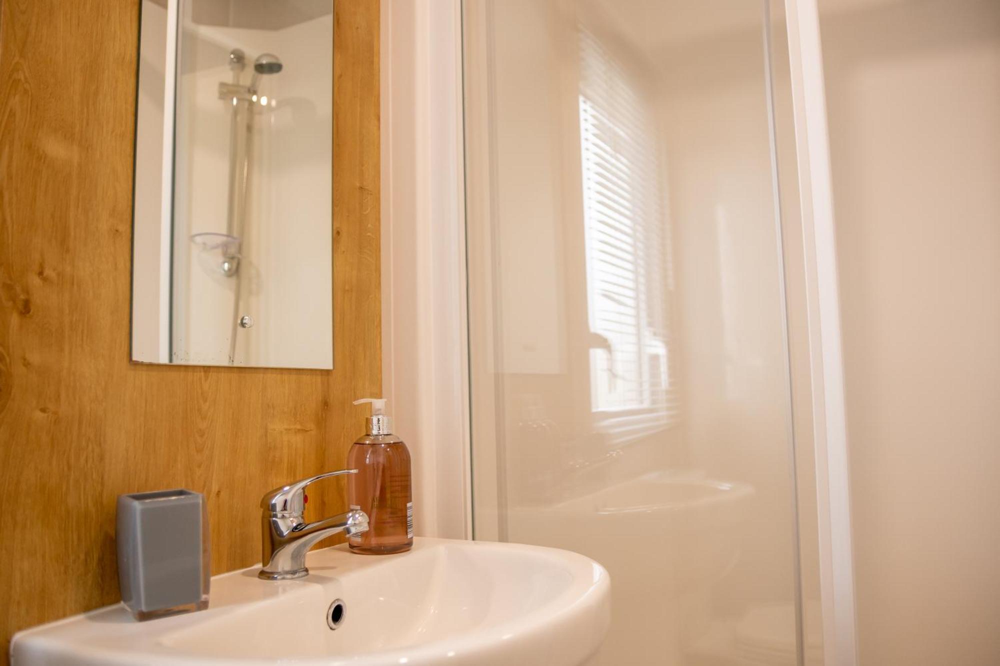 64 Lancaster The Lazy Willow 3 Bedroom Hot Tub Caravan Tattershall Lakes Eksteriør bilde