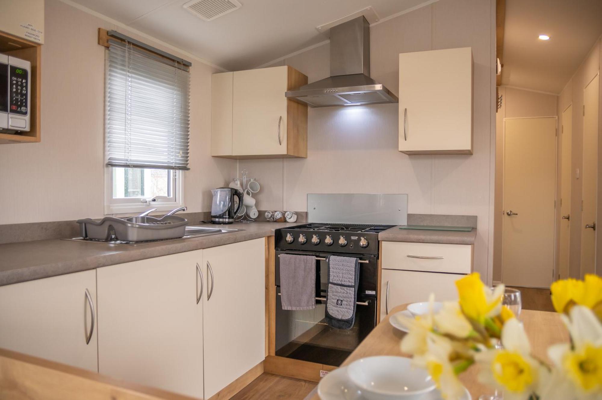 64 Lancaster The Lazy Willow 3 Bedroom Hot Tub Caravan Tattershall Lakes Eksteriør bilde