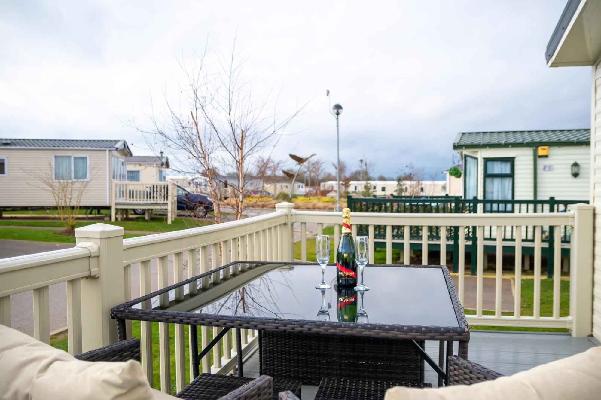 64 Lancaster The Lazy Willow 3 Bedroom Hot Tub Caravan Tattershall Lakes Eksteriør bilde